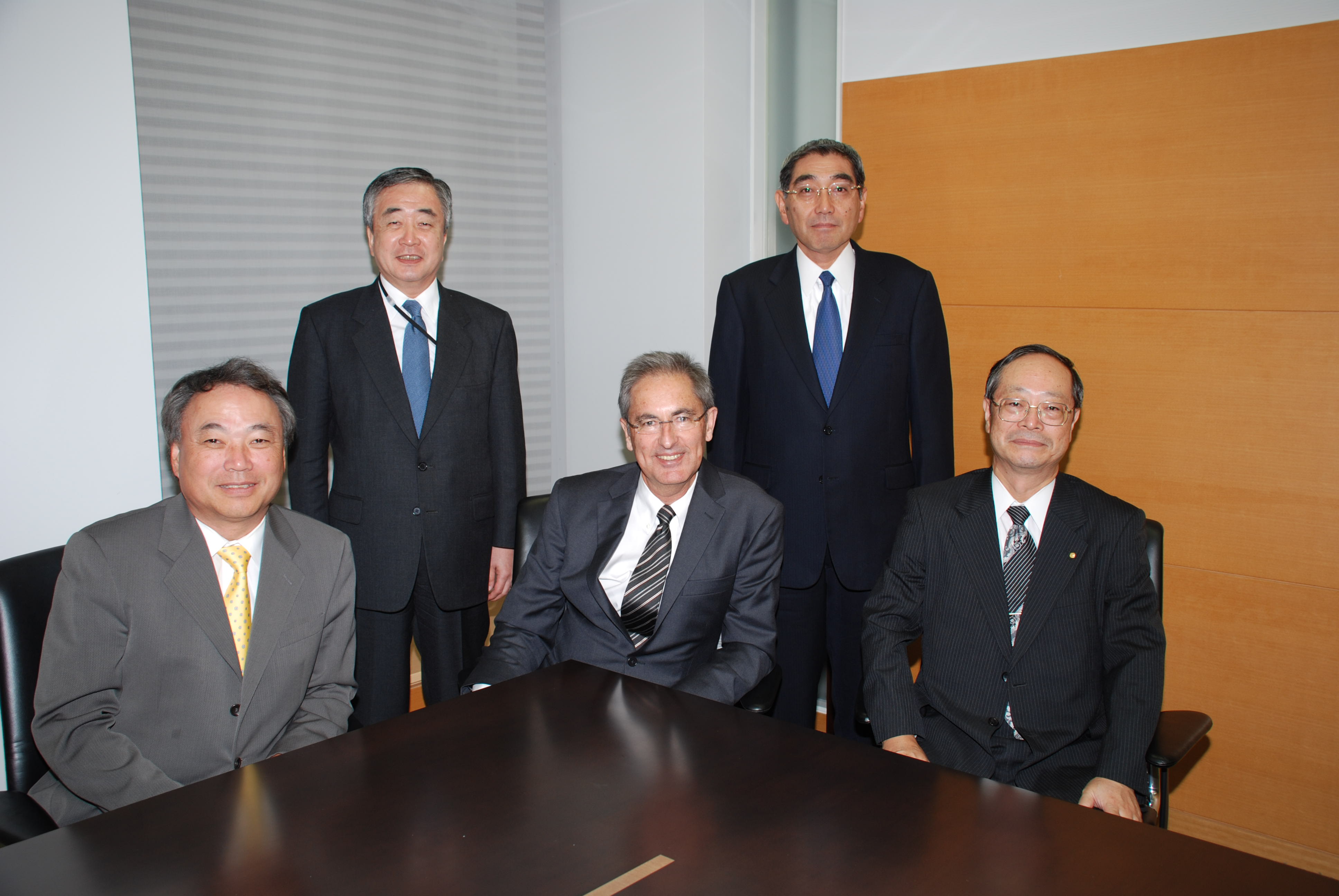 左下段から木下専務理事、Ian Ball CEO、増田会長、左上段から、山崎副会長、池上常務理事